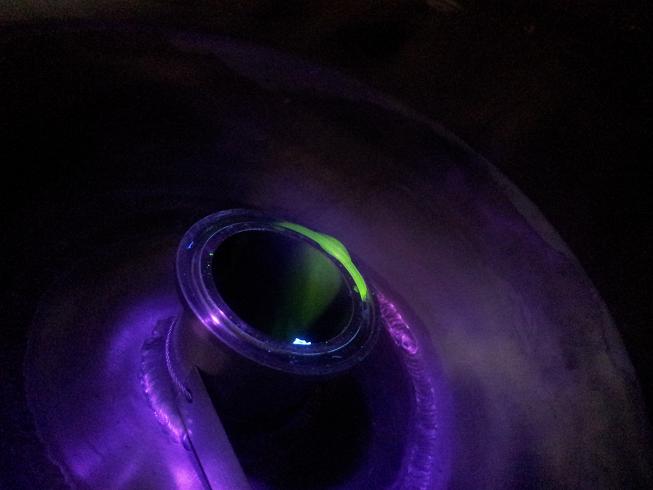 清洁验证中用紫外灯照射罐口残留的核黄素